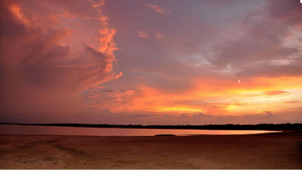 Atardecer en el Parque Nacional Natural Los Flamencos. 