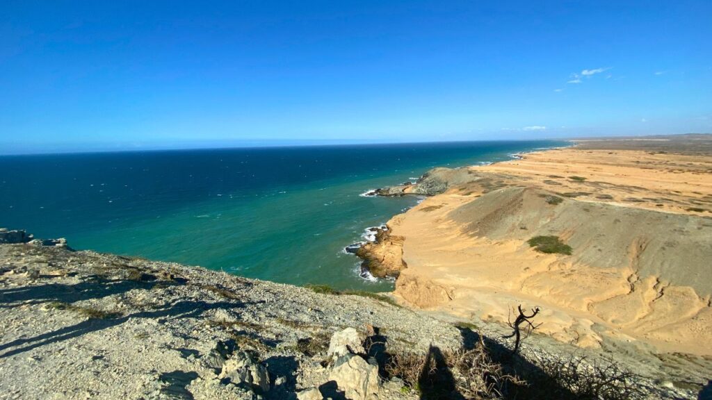 En el cerro de La Virgen se puede tener una vista panorámica única del mar y del desierto guajiro. 