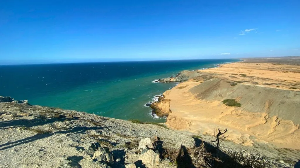 En el cerro de La Virgen se puede tener una vista panorámica única del mar y del desierto guajiro.