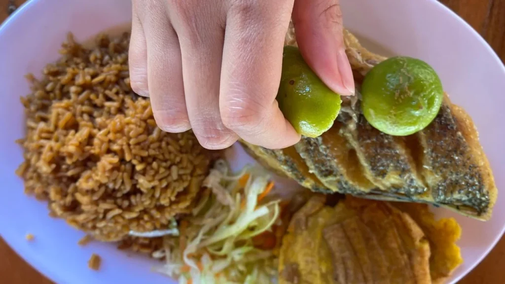 Plato de pescado frito, uno de los sabores tradicionales de La Guajira. 