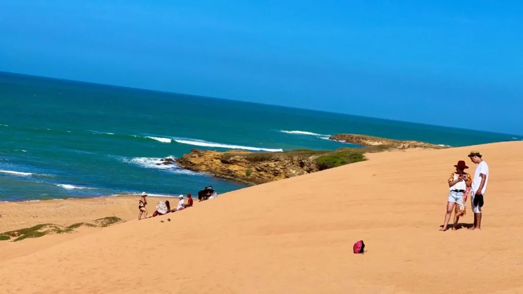 Las Dunas de Taroa es uno de los destinos de La Guajira ideal para divertirse y disfrutar el hermoso paisaje desértico.