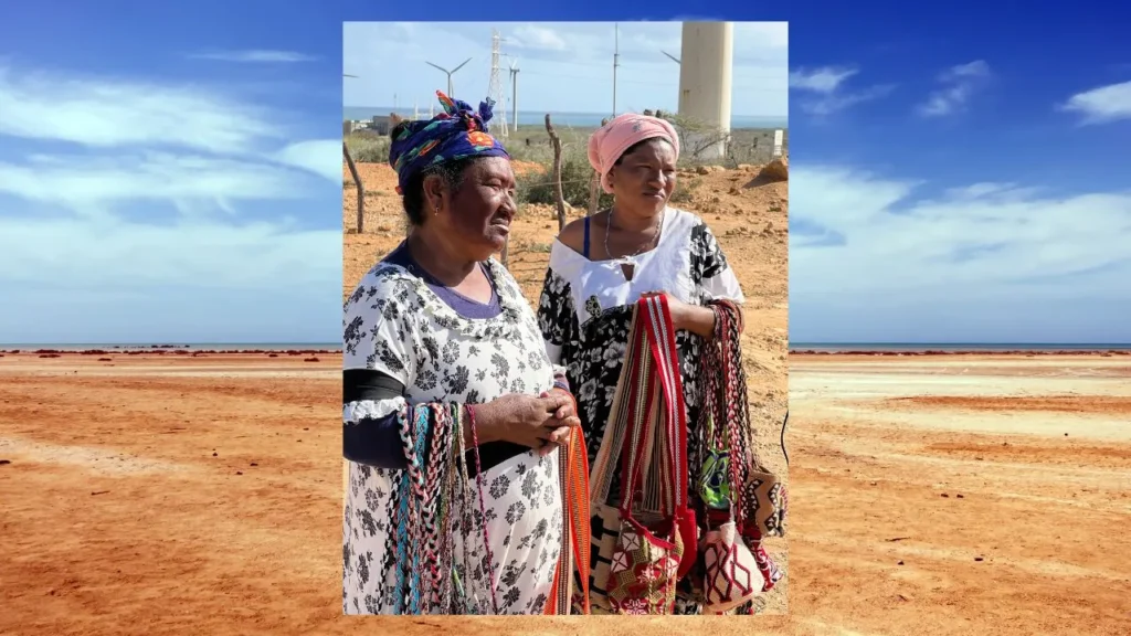 En La Guajira las mujeres wayuu tejen hermosas mochilas que reflejan su cultura.