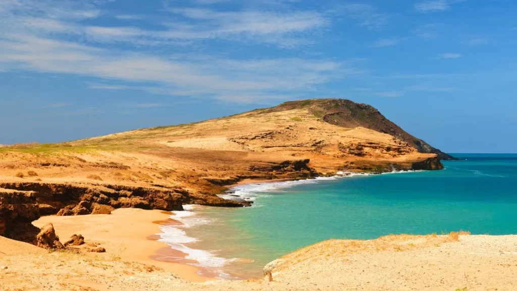 La Playa Pilón de Azúcar, en el Cabo de la Vela, La Guajira, es conocida por la tranquilidad de sus aguas y la paz que se respira en su costa.