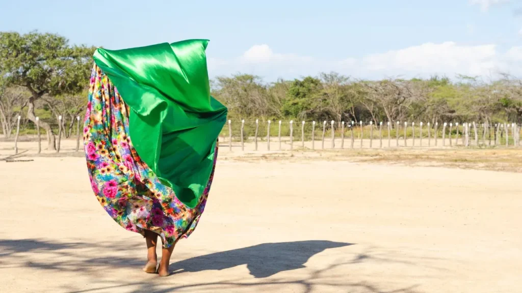 Mujer wayuu haciendo una danza tradicional.