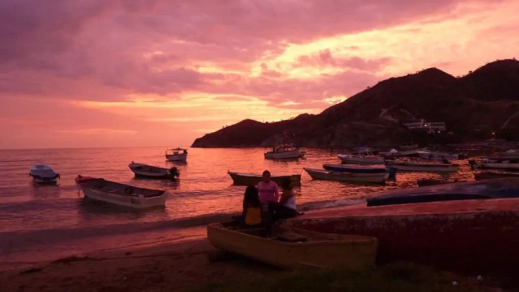 Canoas pesqueras al atardecer en Taganga. 