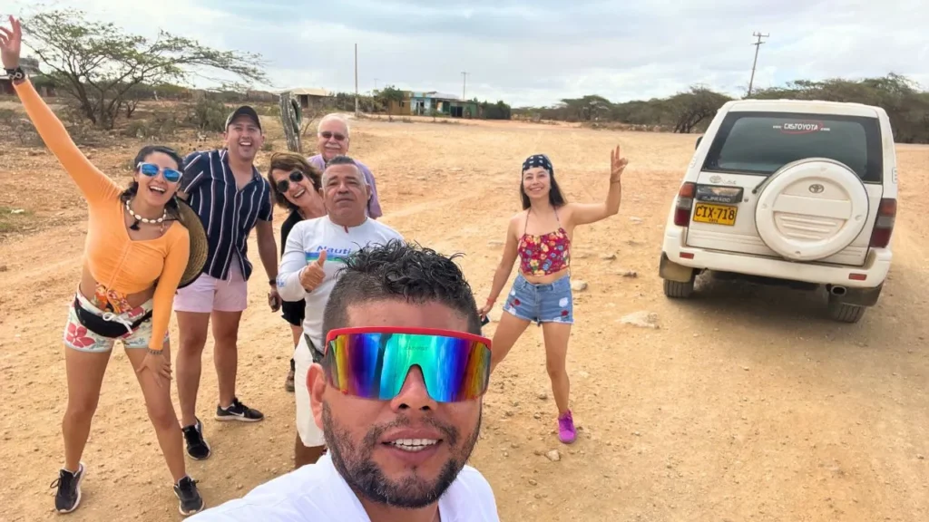 Parada para tomar foto grupal en mi tour por La Guajira.