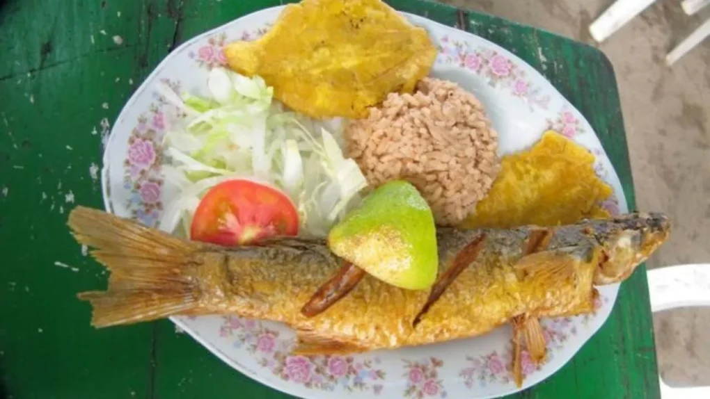 Plato típico de pescado frito en las playas del Caribe colombiano. 
