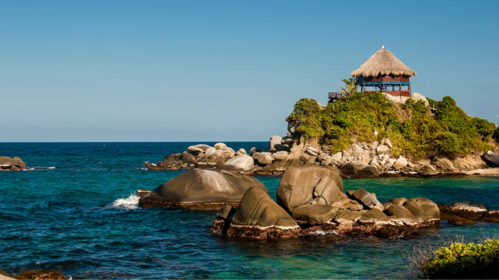 Vista de la icónica cabaña del Cabo San Juan en el Parque Tayrona